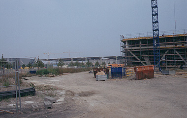 Das Expogelände im September 1999: Global House, Deutschen Pavillon ohne Seitenwände, erstes Stockwerk Niederlande