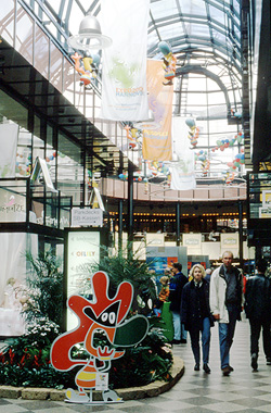 Einkaufspassage mit Expo-Fahnen, Juni 2000
